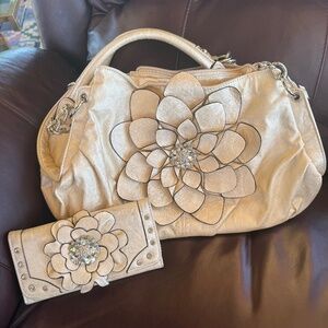 NWOT BEAUTIFUL PURSE WITH MATCHING WALLET